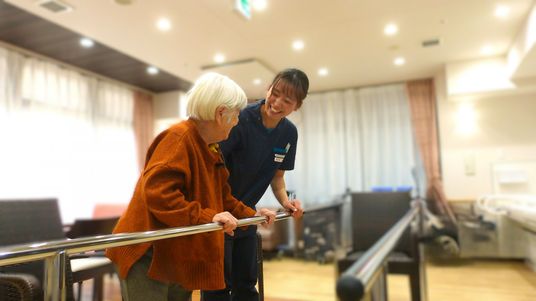 介護士が利用者をサポートする様子