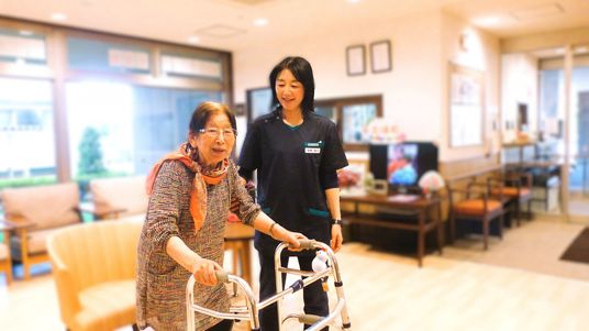 サポートするスタッフと利用者の様子