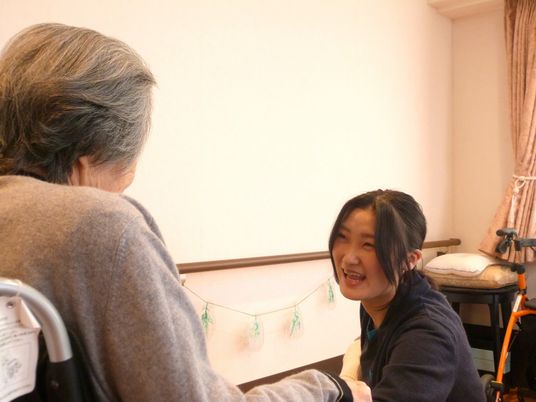 笑顔で対話する様子