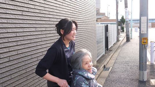 優しい介護士と入居者の外