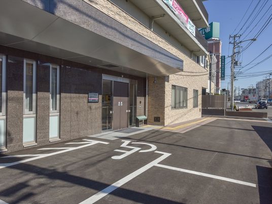 エントランスの明るい外観