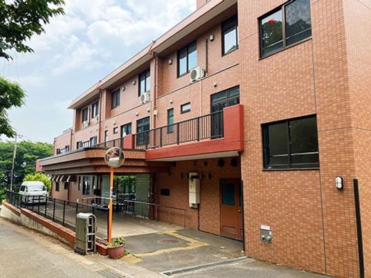 レンガ調の建物外観  