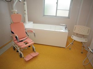 入浴用車椅子の浴室  