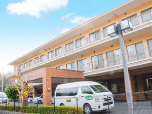明るい外観の建物前