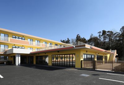 明るい外観の居場所