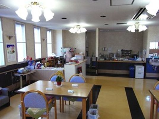 落ち着いた色合いのダイニングルーム