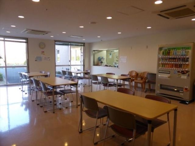 明るい空間の食堂