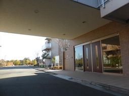 明るい建物のエントランス