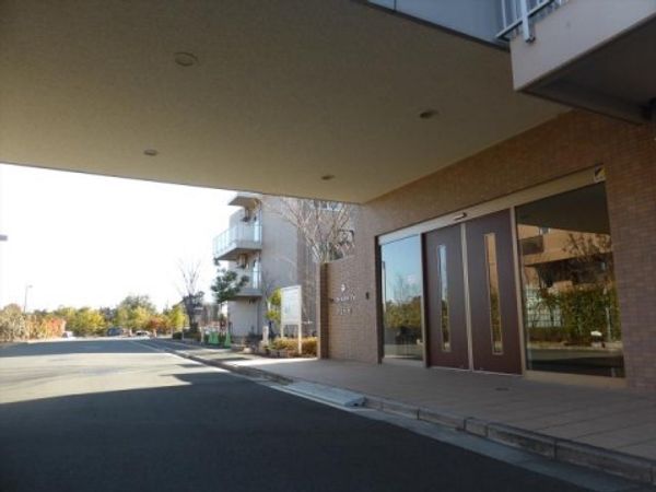 明るい建物のエントランス