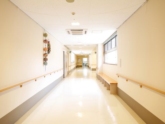 明るく広い廊下