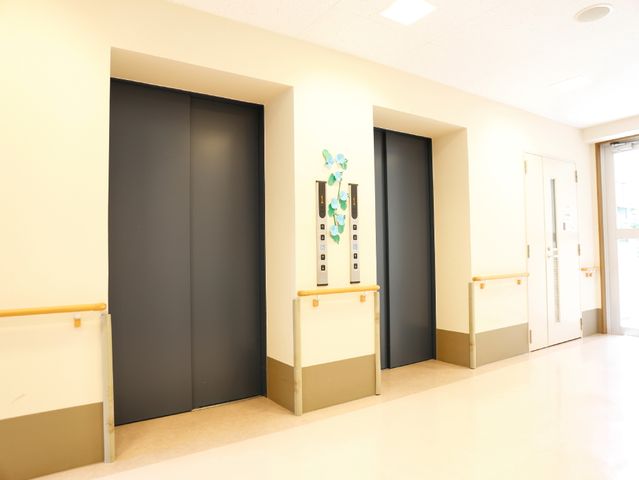 明るい廊下のエレベーター