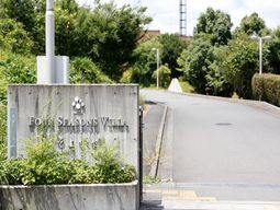 看板が映るエントランス