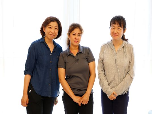 スタッフが笑顔で立つ様子