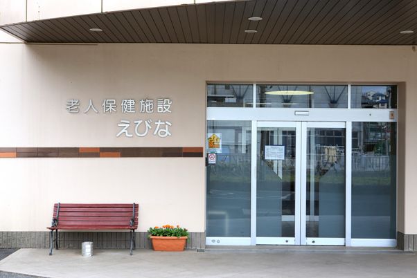 自動ドアとベンチの外観