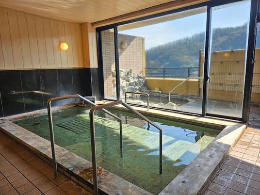 山が見える大浴場