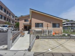 ベージュ色の建物エントランス