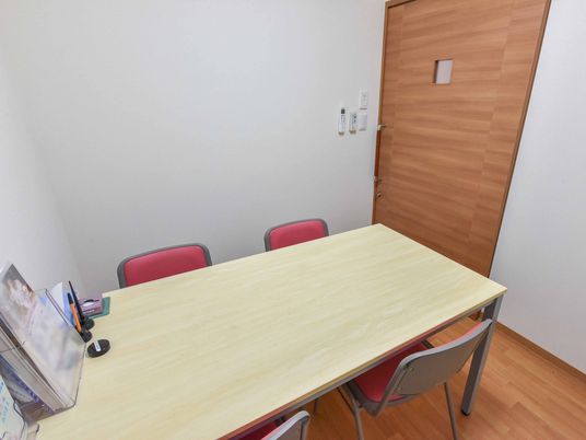 シンプルな洋室のテーブル