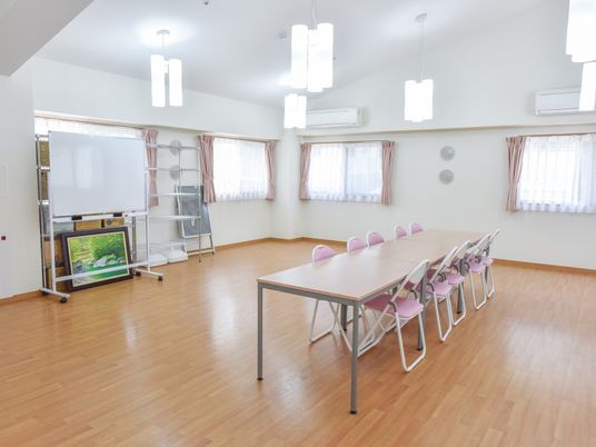 清潔な多目的室の風景
