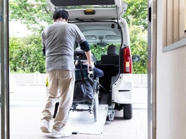送迎用車両の出入口 エントランス スムーズに乗降できる車両が備わっており、安全な移動が可能です。