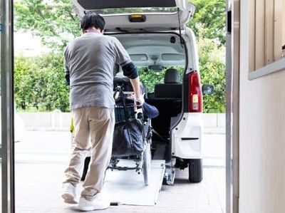 送迎用車両の出入口