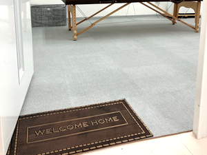 入口のマットがある部屋  
