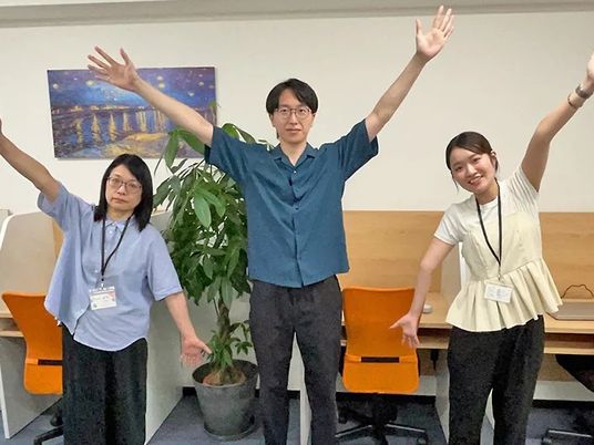 スタッフが並ぶ休憩室  