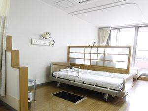 明るい居室のベッド  