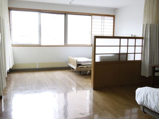 明るい個室の居室  