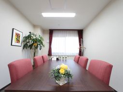 会議室の清潔な空間