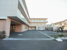 建物外観と駐車場