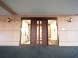 木製のエントランスドア