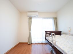 明るい部屋とベッド