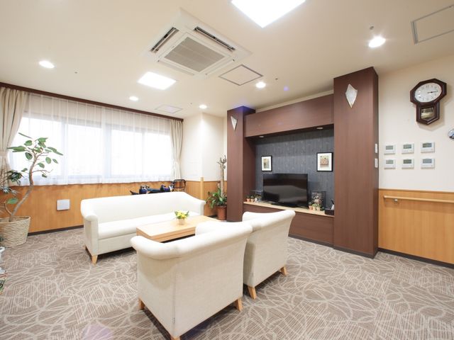快適な共用ラウンジ空間 談話室 ゆったりとした椅子と大型テレビが備わった共有ラウンジです。職員と利用者のコミュニケーションにも最適な場を提供しています。