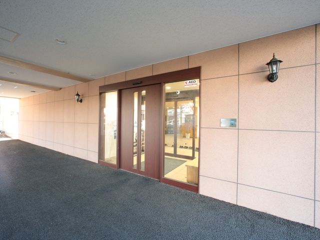 エントランスの自動ドア 玄関 清潔感のあるエントランスは自動ドアで、出入りがしやすくなっており、不測の事態に備えAEDも完備されています。
