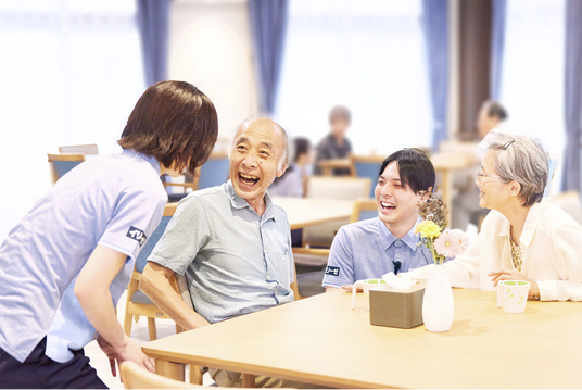 笑顔で会話する食事時