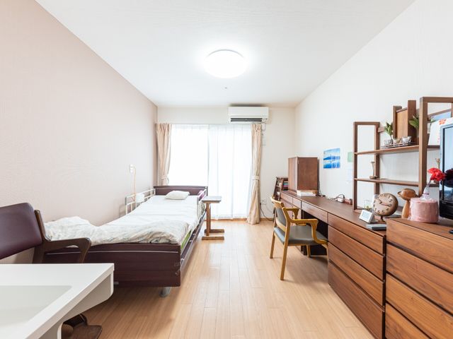 居室の整った空間 居室 広々とした居室には、日々の暮らしを支える充実した家具が整っており、窓からは自然光が差し込む様子がうかがえます。明るく快適な環境で、新たな職場としてご検討いただけます。