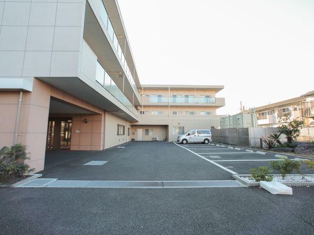 広々とした駐車スペース 外観 ゆとりを感じさせる開放的な外観です。スタッフとして新しい環境で働き始める方を温かく迎えます。