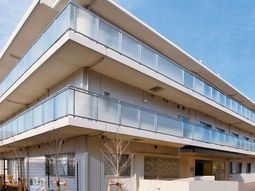 明るい建物の外観