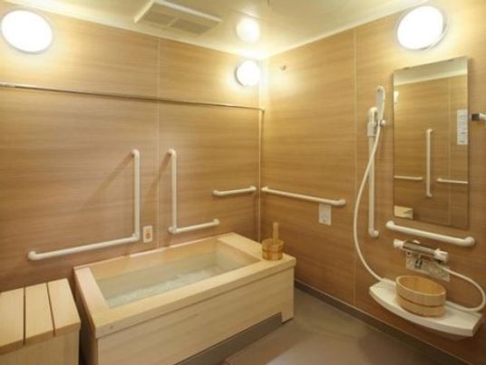 バリアフリーのゆったり浴室