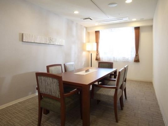 明るい居室のテーブルと椅子