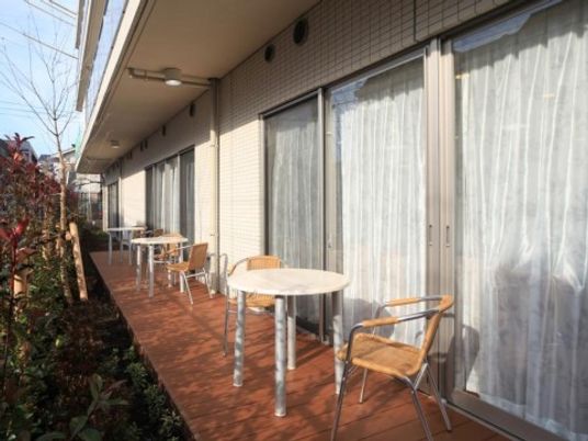 明るいテラスの午後