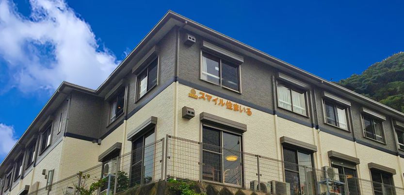 青空の下に建つ建物