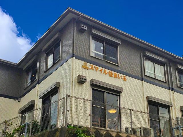 青空の下に建つ建物 外観 新しい職場として魅力的な、自然に囲まれた建物です。空が広がる開放的なエリアで働けます。