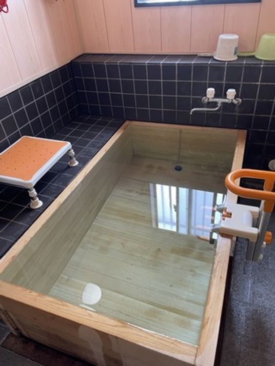 木の浴槽の浴室