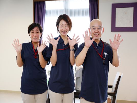 スタッフ3人が笑顔で手を振る