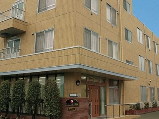 黄色い壁の建物外観