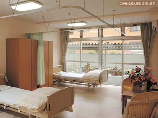 明るい二人部屋の居室