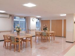 明るい共用ラウンジ