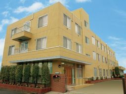 黄色い建物の外観