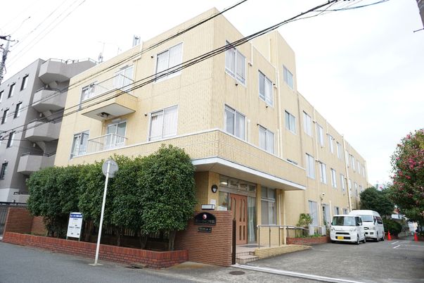 黄色い建物の外観